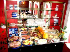 una mesa con muchos platos de comida. en Hotel Neustadt, en Osnabrück