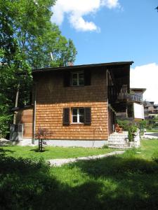 ein Backsteinhaus mit einem Fenster und einem Balkon in der Unterkunft gartenhouse in St. Wolfgang