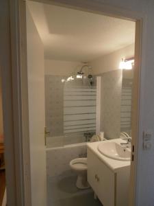 łazienka z wanną, toaletą i umywalką w obiekcie Appartement T2 w mieście Luchon