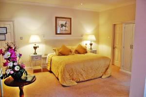 sypialnia z łóżkiem z dwoma stołami i dwoma lampami w obiekcie WatersEdge Hotel w mieście Cobh