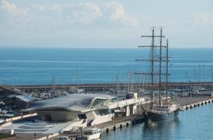 サレルノにあるCasa Dodoの船と大型船の桟橋