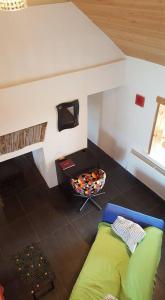 ein Wohnzimmer mit Sofa und Kamin in der Unterkunft Aran Thatch Cottage in Inis Mor