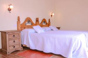 Postel nebo postele na pokoji v ubytování Finca el Castillo