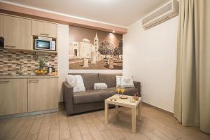 salon z kanapą i stołem w obiekcie Holiday Center Ivona w mieście Zadar