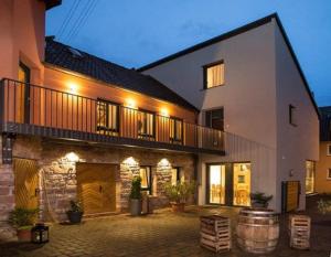 Casa grande con balcón y barril en Weingut Blank en Homburg