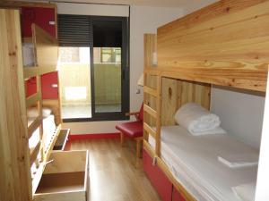 Łóżko lub łóżka w pokoju w obiekcie Ok Hostel Madrid