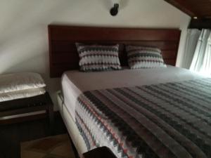 Un pat sau paturi într-o cameră la Loft Marrapaiá