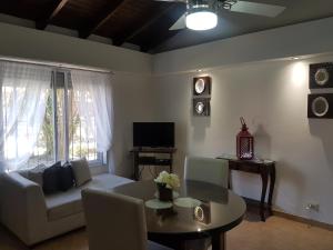 sala de estar con sofá y mesa en las moraditas en Chascomús