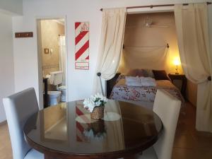 a dining table and chairs in a room with a bed at las moraditas in Chascomús +19 photos