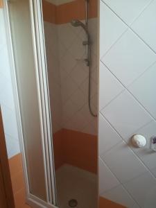 リミニにあるVista Mareのバスルーム(ガラスドア付きのシャワー付)