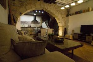- un salon avec un canapé et une table dans l'établissement Rails del Temple, à Castellote