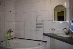 y baño con bañera, lavabo y espejo. en Hotel Desna KUT en Kiev