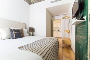 Un pat sau paturi într-o cameră la Luxury T.M. Flat With a View