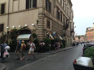 ローマにあるLa Maison de la vieの隣の通りを歩く人々