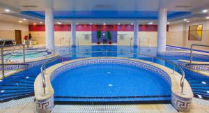 Πισίνα στο ή κοντά στο Knightsbrook Hotel Courtyard Accommodation