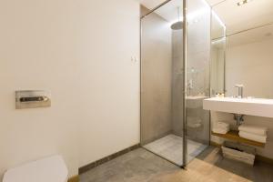 バルセロナにあるコスモポリタン ブティック ランブラのバスルーム(ガラス張りのシャワー、シンク付)
