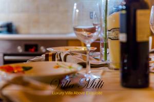 ハニア・タウンにあるVilla Milliのワイングラスと食器