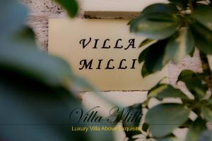 una señal que dice vida milica milica en Villa Milli, en La Canea