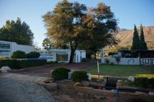 a yard with a tree and a building at Long Acres Cottages in Montagu