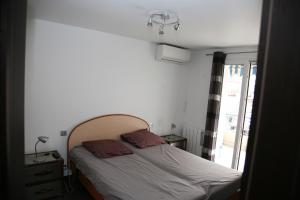 カンヌにある4P + Terrasse 120 m2のベッドルーム(ベッド1台、窓付)
