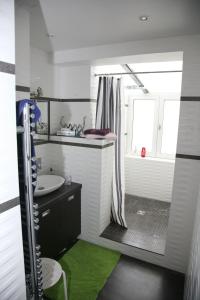 カンヌにある4P + Terrasse 120 m2のバスルーム(シンク、シャワー付)