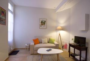 - un salon avec un canapé et une table dans l'établissement L'Esquile by Cocoonr, à Toulouse