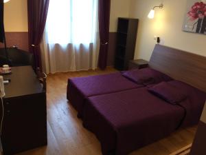 Postel nebo postele na pokoji v ubytování LOGIS Hôtel Le Chantoiseau
