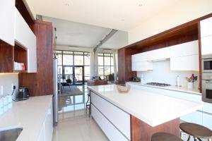 A kitchen or kitchenette at Luxe Penthouse with Private Rooftop Pool, Deck & Panoramic Views