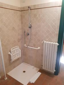 y baño con ducha y radiador. en Campastrello Sport Hotel Residence, en Castagneto Carducci