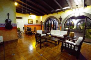 uma sala de estar com um sofá e uma mesa em Hotel Casa Colonial Boutique em Manágua