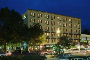 un edificio alto con coches estacionados en un estacionamiento en Days Inn by Wyndham Washington DC/Connecticut Avenue, en Washington