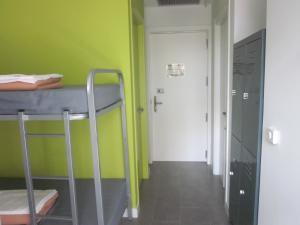Palanda nebo palandy na pokoji v ubytování UBA Hostel