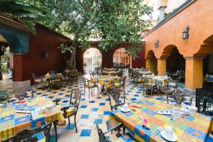 un patio vacío con mesas y sillas en un edificio en Europe Villa Cortes GL, en Playa de las Américas