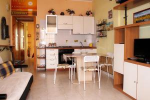 Кухня или мини-кухня в Pentagramma Apartment Villasimius
