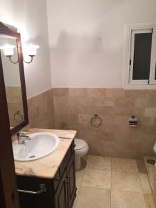 コラレホにあるURBANIZACIÓN CÓRDOBAのバスルーム(洗面台、トイレ付)