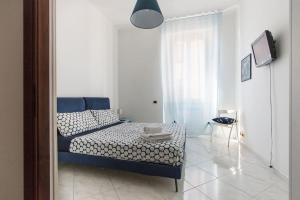 ラ・スペツィアにあるBluCinqueTerreのベッド1台とテレビが備わる小さな客室です。