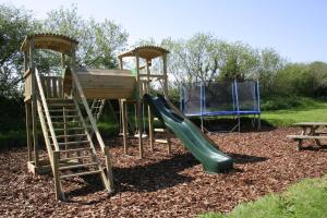 Polean Farm Cottages - With Free Animal Feeding and Pony Rides and Free Access to a Nearby Pool játszósarka