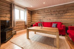 BrunstadにあるLake View Apartment 4 bedroomsのリビングルーム(赤いソファ、テーブル付)