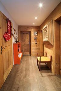una camera con pareti in legno e una porta con panca di chesa la posta a Samedan