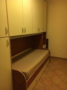 Piccola camera con letto in armadio di Residence K.B. 2 a Fano