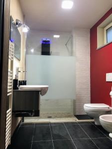 カターニアにあるSandel homeのバスルーム(洗面台、トイレ付)