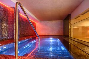 a swimming pool in a hotel room with ailed floor at Eurostars Fuerte Ruavieja in Logroño
