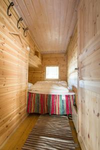 ストランダにあるPettersbuのベッド付きの木造キャビン内のベッドルーム1室