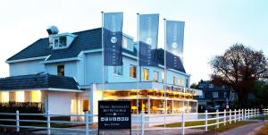 un edificio con un cartel delante en Fletcher Hotel-Restaurant Het Witte Huis, en Amersfoort
