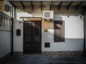 una puerta abierta en un edificio con un aro de baloncesto en Guest House a Portapalermo, en Santo Stefano di Camastra