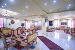 فندق سانكتا ماريا في بيت لحم: لوبي فيه كراسي وطاولات وغرفة انتظار