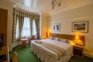 una camera d'albergo con un grande letto e una TV di A Park View Hotel a Wolverhampton