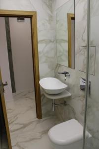 A bathroom at Light in the heart