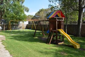 un parque con un área de juegos con tobogán en Lourdes Hotel Campestre, en Santa María del Río