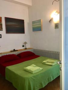 ナポリにあるLa Certosaのベッドルーム1室(赤いベッド1台、緑のシーツ付)